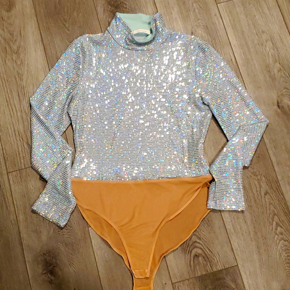Win Win iridescent bodysuit. Size L ✨️ NWOT.